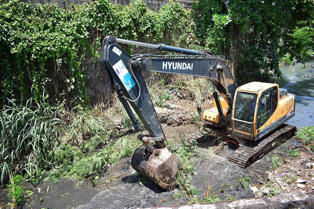 Em parceria com o Governo do estado, Prefeitura de Belford Roxo começa a limpeza do rio da Prata