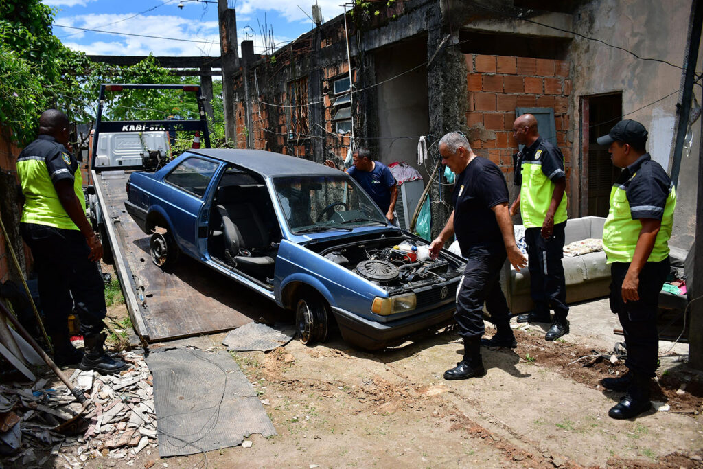 Prefeitura interdita depósito de reciclagem e recupera dois carros roubados em Belford Roxo