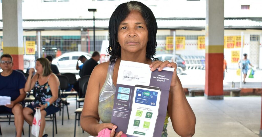 Prefeitura entrega 70 cartões Recomeçar para pessoas afetadas pelas enchentes de 2024