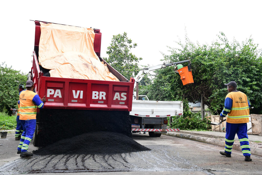 Prefeitura faz limpeza do canal Maxambomba e realiza Operação tapa-buracos em mais quatro bairros