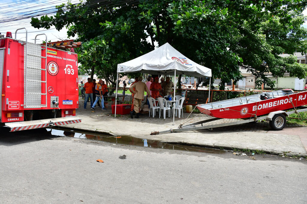 Bombeiros e Defesa Civil de Belford Roxo continuam as busca por corpo de homem que sumiu no rio Botas