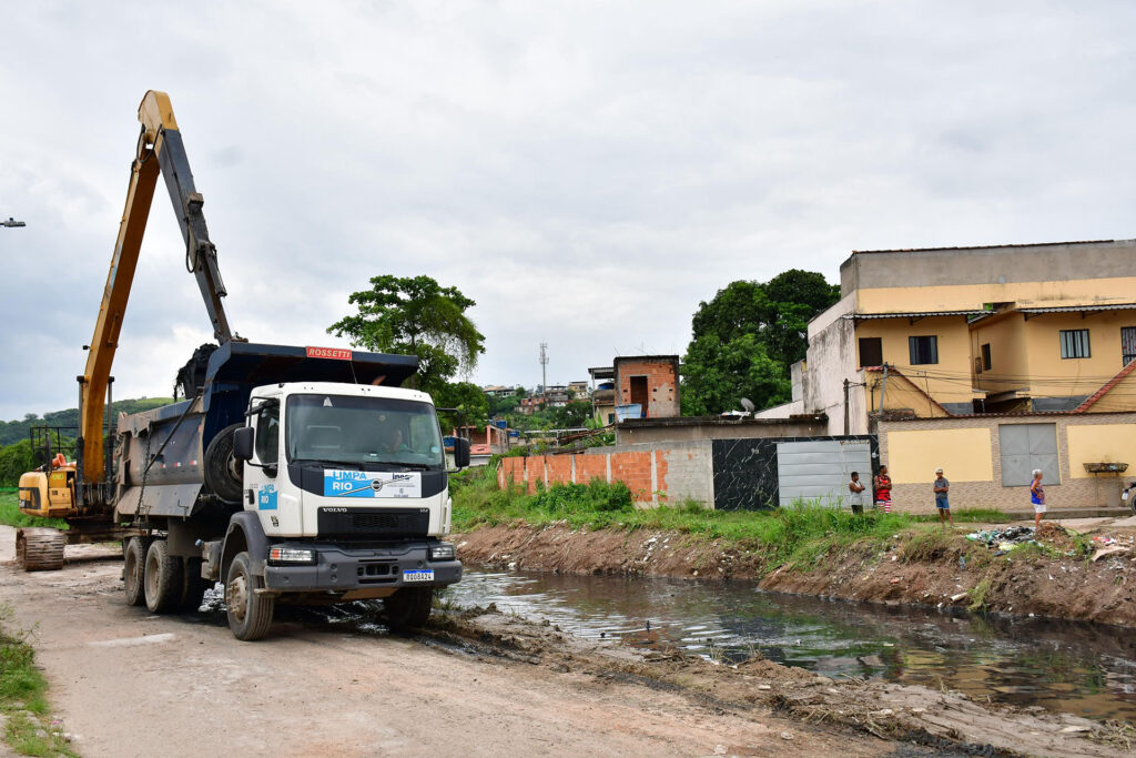 Secretários visitam pontos que alagam em Belford Roxo