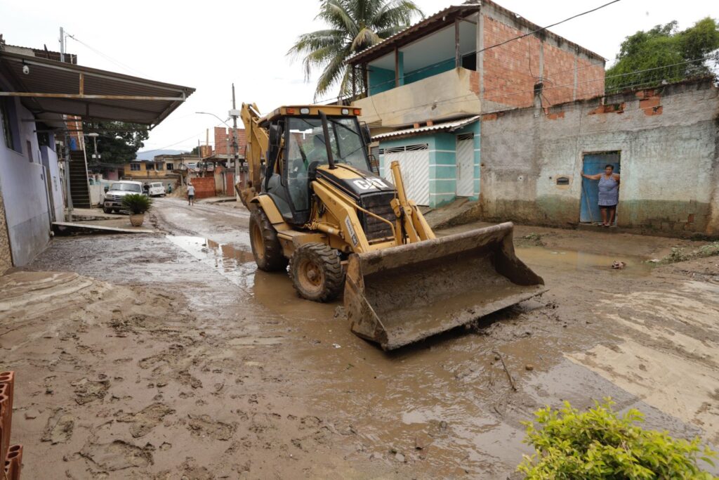 Prefeito e secretário de meio ambiente visitam áreas afetadas pelas chuvas em Belford Roxo