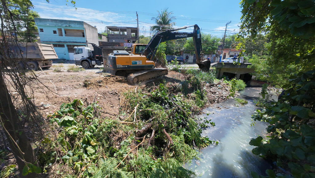 Em parceria com o Governo do estado, Prefeitura de Belford Roxo começa a limpeza do rio da Prata