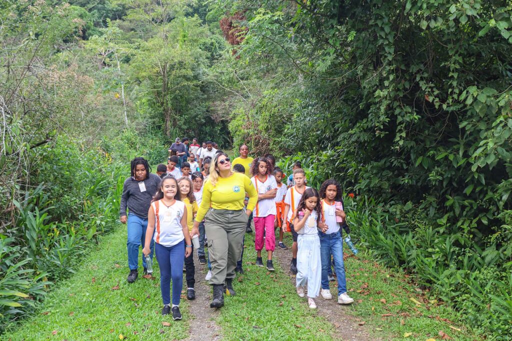 Secretaria de Meio Ambiente promove passeio na APA Iguaçu  para alunos da Escola Municipal Bispo Moacyr de Oliveira