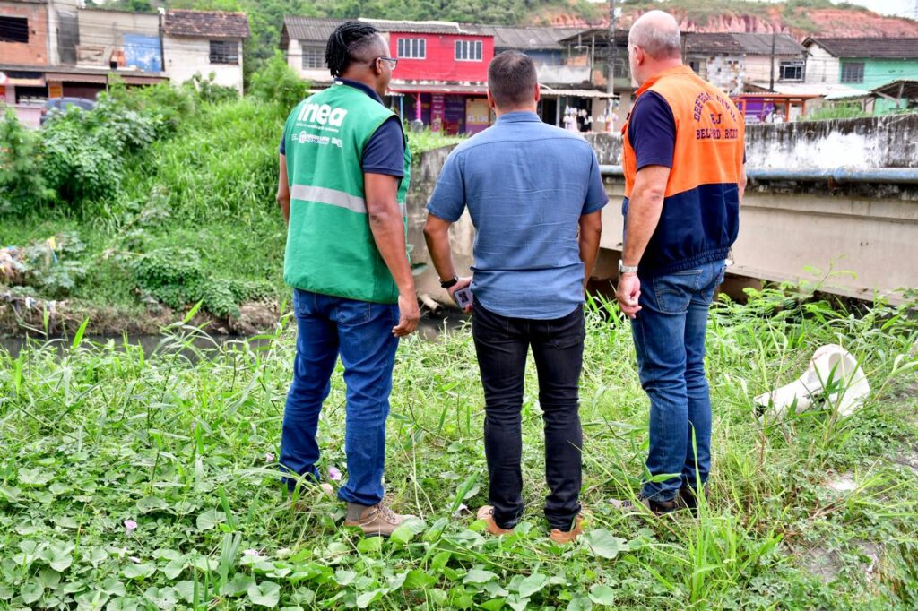 Secretários visitam pontos que alagam em Belford Roxo