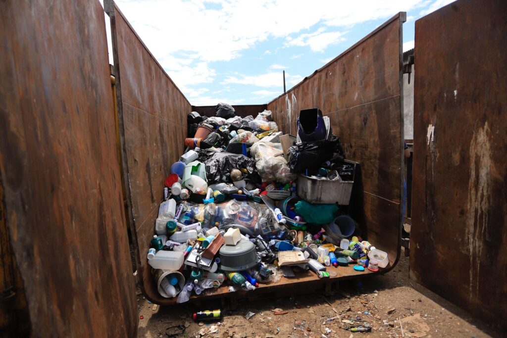 Prefeitura interdita depósito de reciclagem e recupera dois carros roubados em Belford Roxo