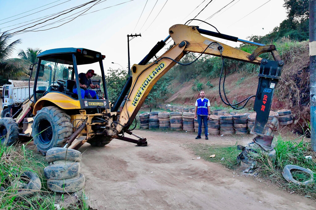 Prefeitura e Polícia Militar removem barricadas nos bairros Santa Teresa e Parque Novo Lar