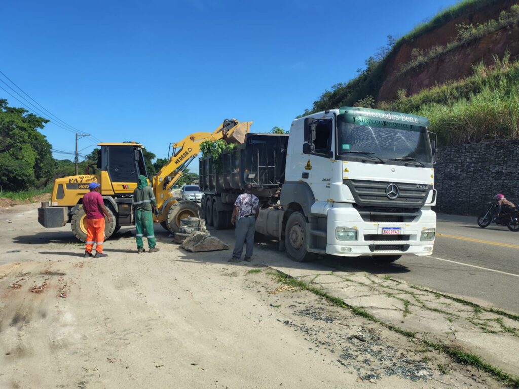 Prefeitura limpa ruas, desentope bueiros e reposiciona  placas de trânsito em Belford Roxo