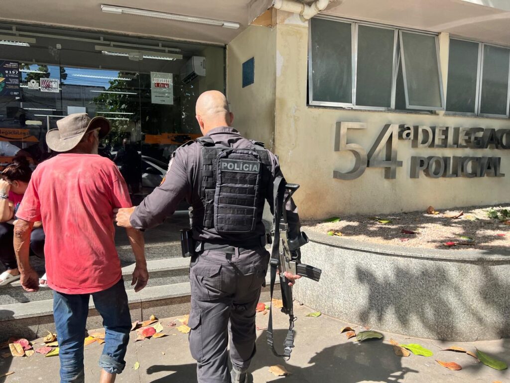 Denúncia no ‘Linha Direta com Canella ‘ ajuda a prender  homem que atirou em cachorro da vizinha no Vale do Ipê