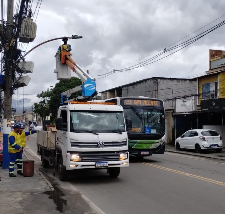 Secretaria de Conservação de Belford Roxo realiza troca de lâmpadas de LED na Avenida Carvalhaes