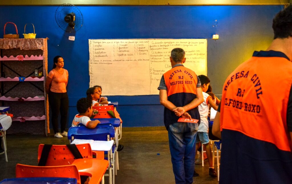 Defesa Civil de Belford Roxo realiza ação educativa em CIEP com reforço aos alunos dos alertas meteorológicos via SMS