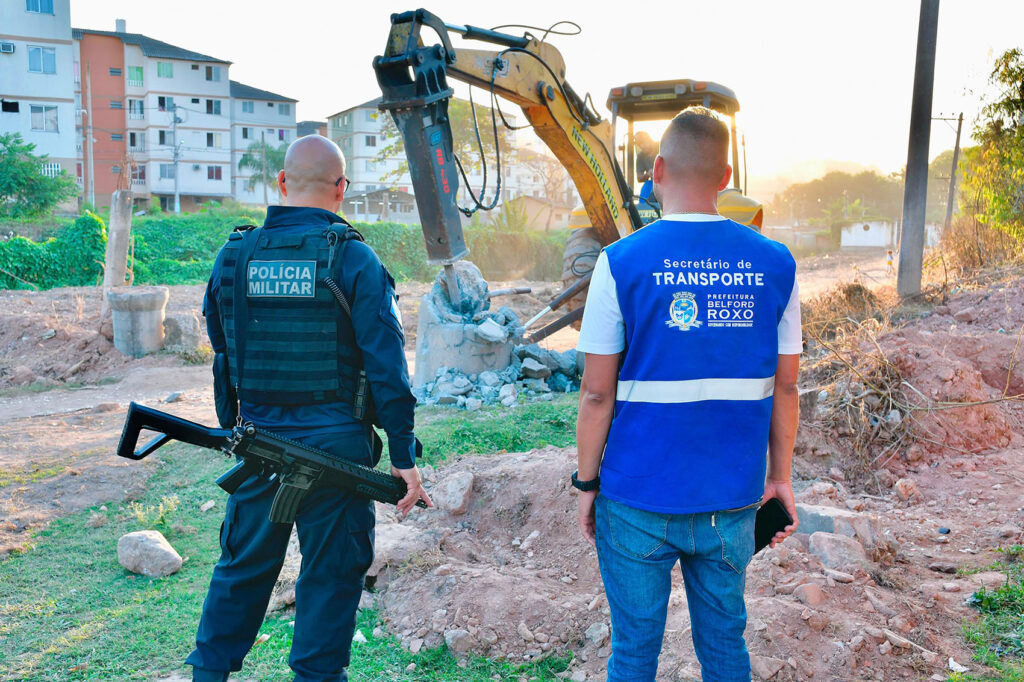 Prefeitura e Polícia Militar removem barricadas nos bairros Santa Teresa e Parque Novo Lar