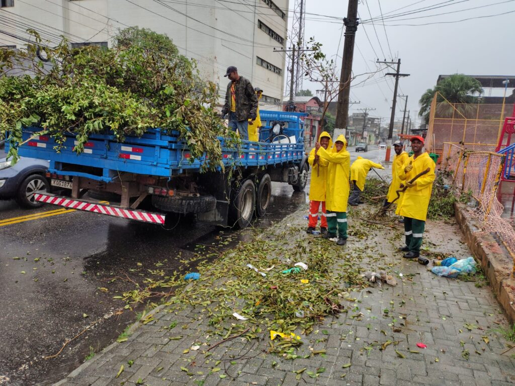 Prefeitura realiza limpeza, colocação de meio-fio e desobstrução de bueiros em vários bairros no feriadão