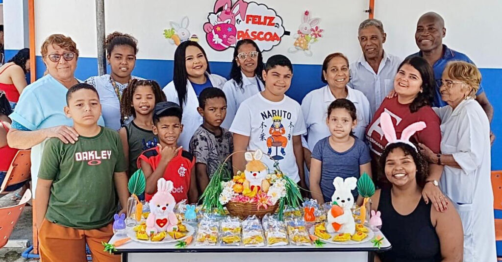 Policlínica Neuza Brizola distribui bombons para crianças em alusão à Páscoa