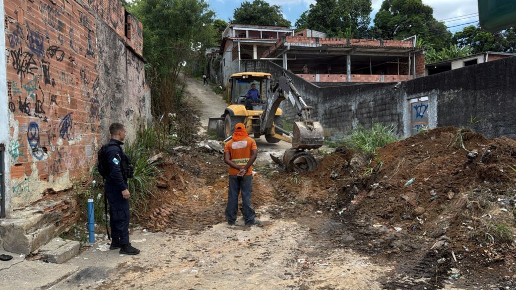 Polícia Militar e Prefeitura retiram 21 toneladas de barricadas da comunidade do Parque Floresta