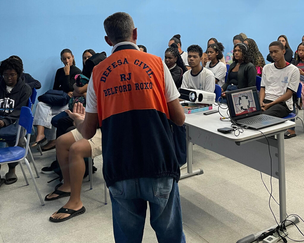 Defesa Civil de Belford Roxo realiza palestra educativa para os alunos do Ciep Wilson Grey