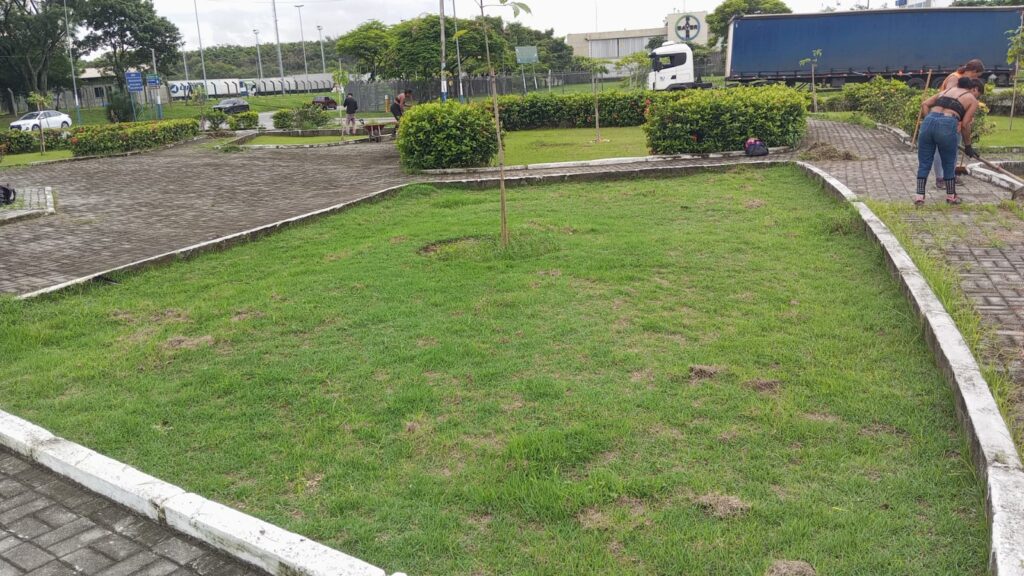 Prefeitura realiza limpeza, colocação de meio-fio e desobstrução de bueiros em vários bairros no feriadão