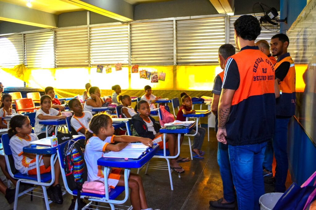 Defesa Civil de Belford Roxo realiza ação educativa em CIEP com reforço aos alunos dos alertas meteorológicos via SMS