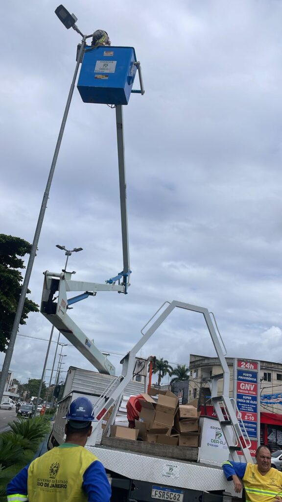 Secretaria de Conservação de Belford Roxo realiza troca de lâmpadas de LED na Avenida Carvalhaes