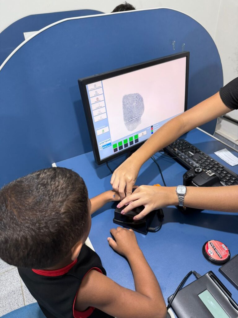 Programa Protegendo o Futuro garante carteira de identidade para alunos de Belford Roxo