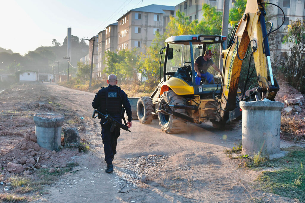 Prefeitura e Polícia Militar removem barricadas nos bairros Santa Teresa e Parque Novo Lar