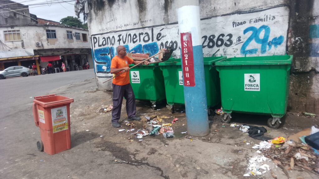 Prefeitura realiza limpeza, colocação de meio-fio e desobstrução de bueiros em vários bairros no feriadão