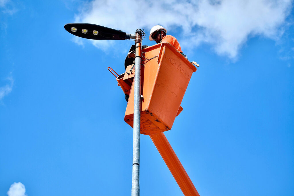 Secretaria de Conservação de Belford Roxo realiza troca de lâmpadas de LED na Avenida Carvalhaes