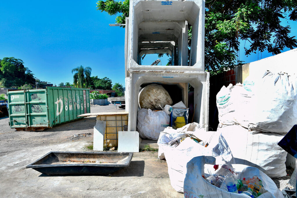 Prefeitura de Belford Roxo fiscaliza centro de reciclagem com sinais de irregularidades no bairro São Francisco de Assis
