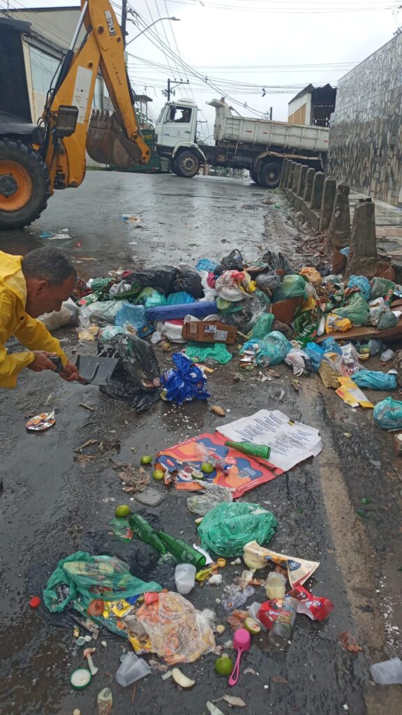 Prefeitura realiza limpeza, colocação de meio-fio e desobstrução de bueiros em vários bairros no feriadão