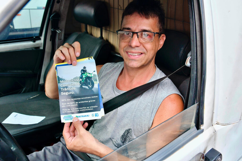 Secretaria de Transporte e Detran-RJ realizam blitz educativa do Maio Amarelo em Belford Roxo