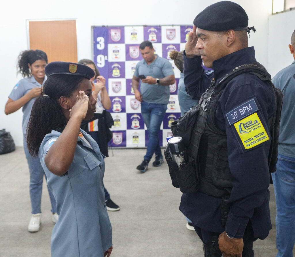 Escola José Pinto Teixeira participa do programa ‘Minha Escola Azul’ no batalhão de Polícia Militar