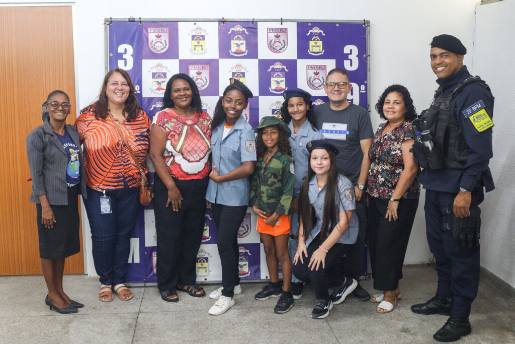 Escola José Pinto Teixeira participa do programa ‘Minha Escola Azul’ no batalhão de Polícia Militar