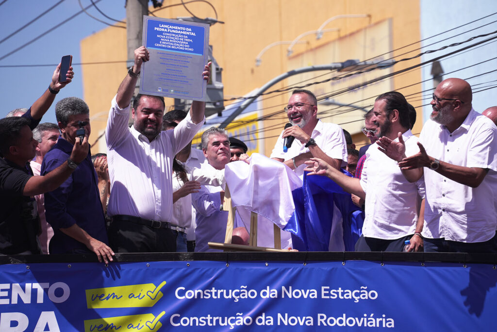 Cláudio Castro e Márcio Canella lançam pedra fundamental da revitalização do centro, construção de rodoviária e do recuo da estação