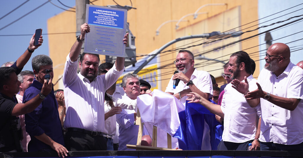 Cláudio Castro e Márcio Canella lançam pedra fundamental da revitalização do centro, construção de rodoviária e do recuo da estação
