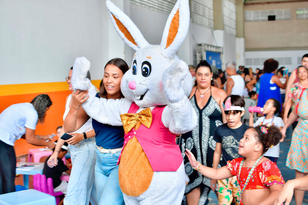 Crianças especiais participam de festa da Páscoa em Belford Roxo