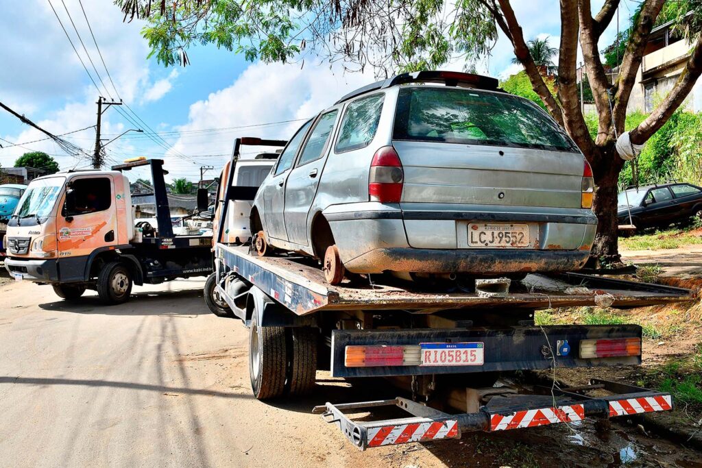 Polícia Militar e Prefeitura fiscalizam ferro-velho e encontram veículos roubados e clonados