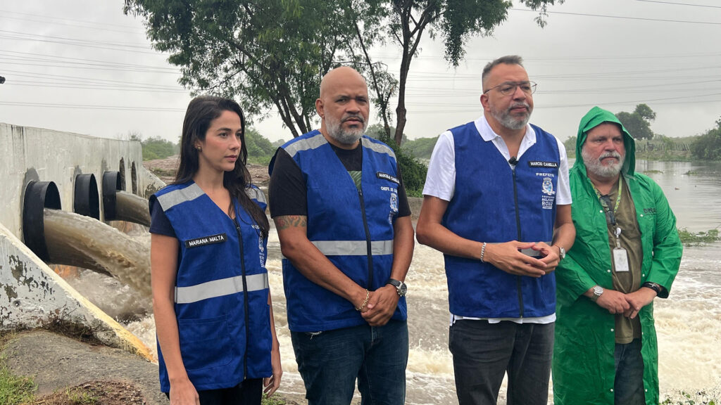 Prefeito Marcio Canella percorre bairros de Belford Roxo para verificar os impactos das chuvas