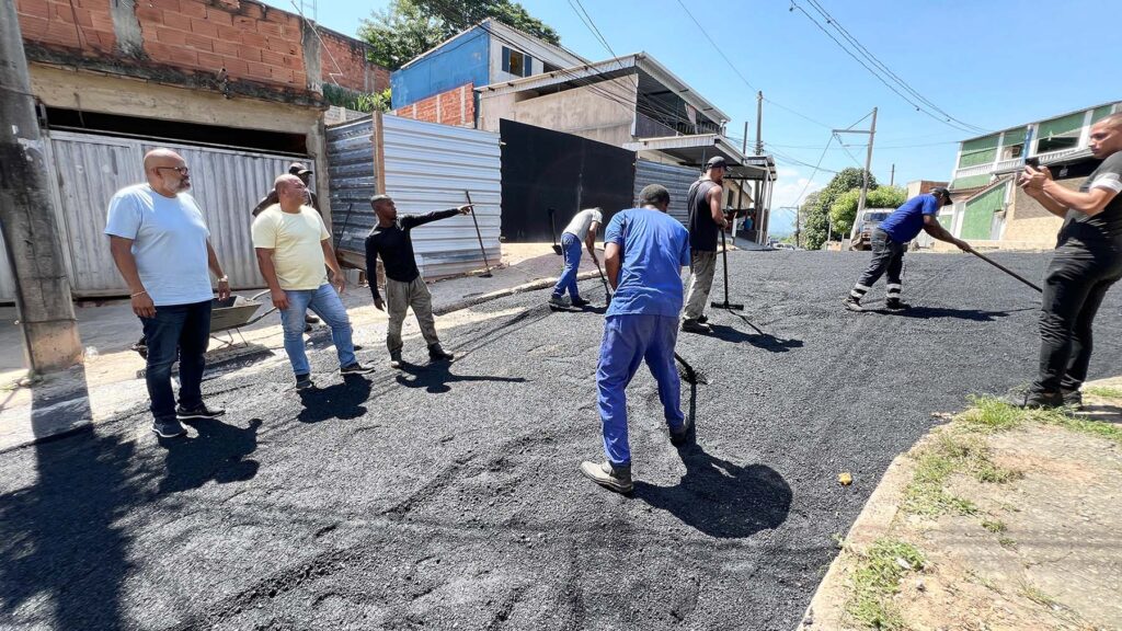 Prefeitura asfalta ruas no Vasco e faz limpeza nos bairros Heliópolis, Xavantes e Piam