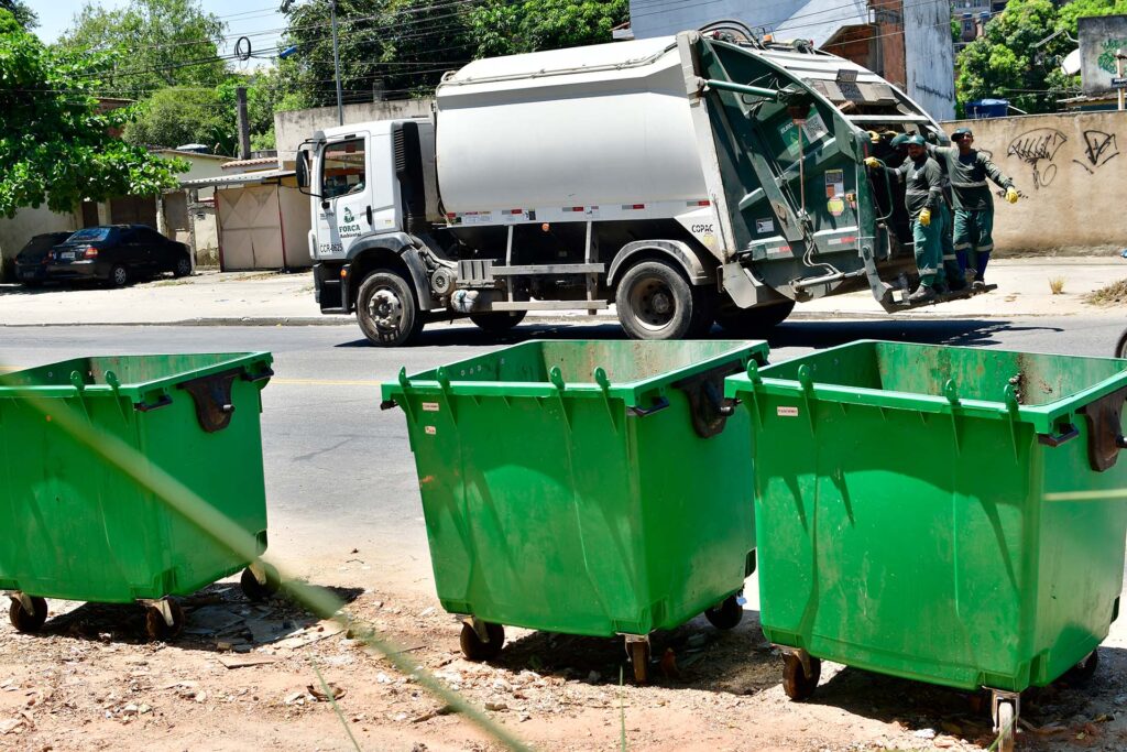 Prefeitura de Belford Roxo instala contêineres para armazenar lixo nos acessos da cidade