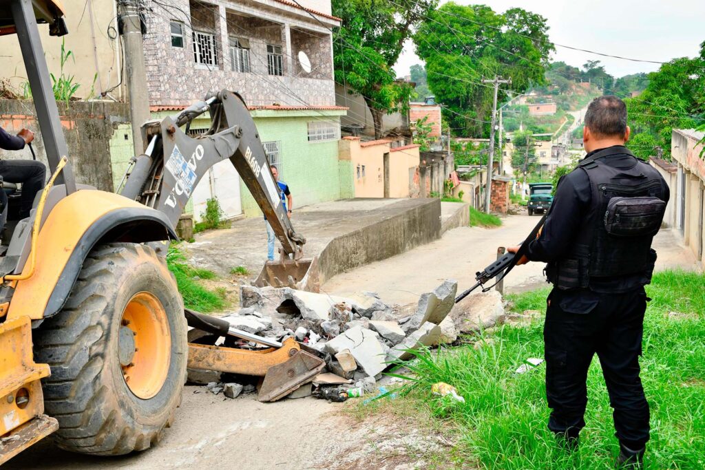 Prefeitura de Belford Roxo retira barricadas do tráfico no Morro da Caixa D´Água e Vila Pauline