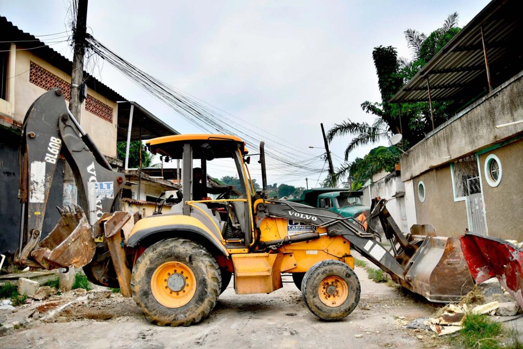 Prefeitura de Belford Roxo retira barricadas do tráfico no Morro da Caixa D´Água e Vila Pauline