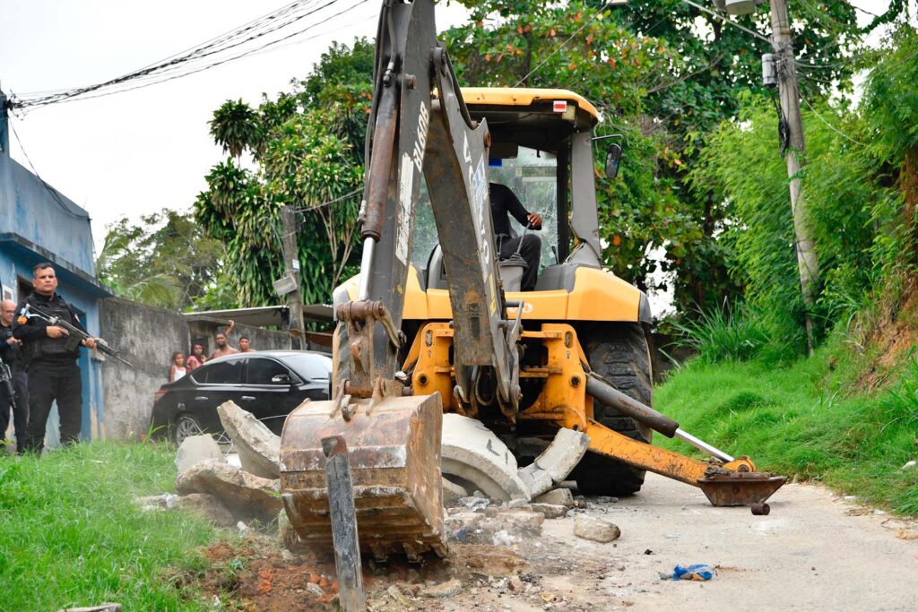 Prefeitura de Belford Roxo retira barricadas do tráfico no Morro da Caixa D´Água e Vila Pauline