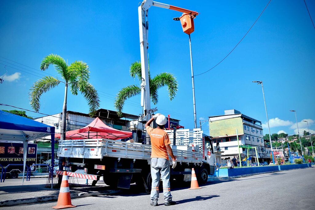 Prefeitura troca pontos de leds queimados e inicia pavimentação em ruas do Barro Vermelho