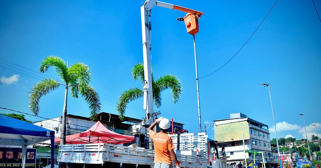 Prefeitura troca pontos de leds queimados e inicia pavimentação em ruas do Barro Vermelho