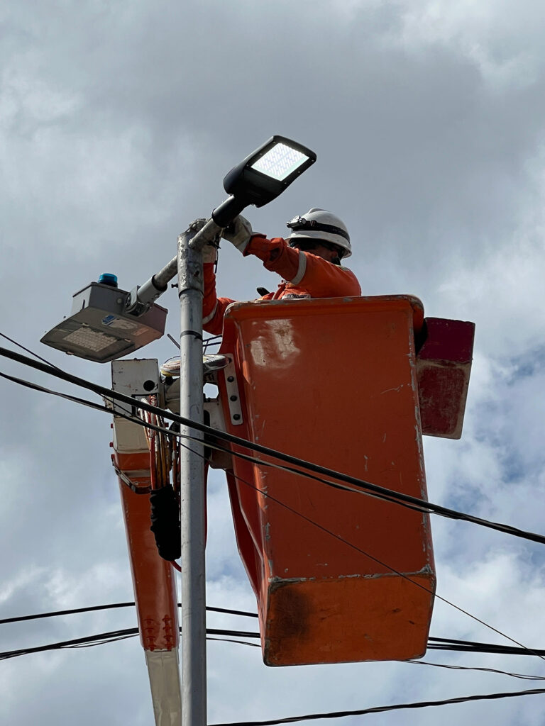 Prefeitura troca pontos de leds queimados e inicia pavimentação em ruas do Barro Vermelho