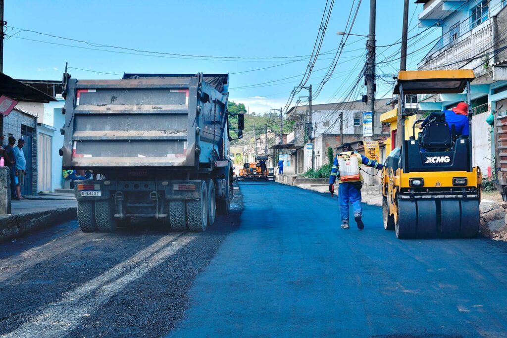 Prefeitura troca pontos de leds queimados e inicia pavimentação em ruas do Barro Vermelho