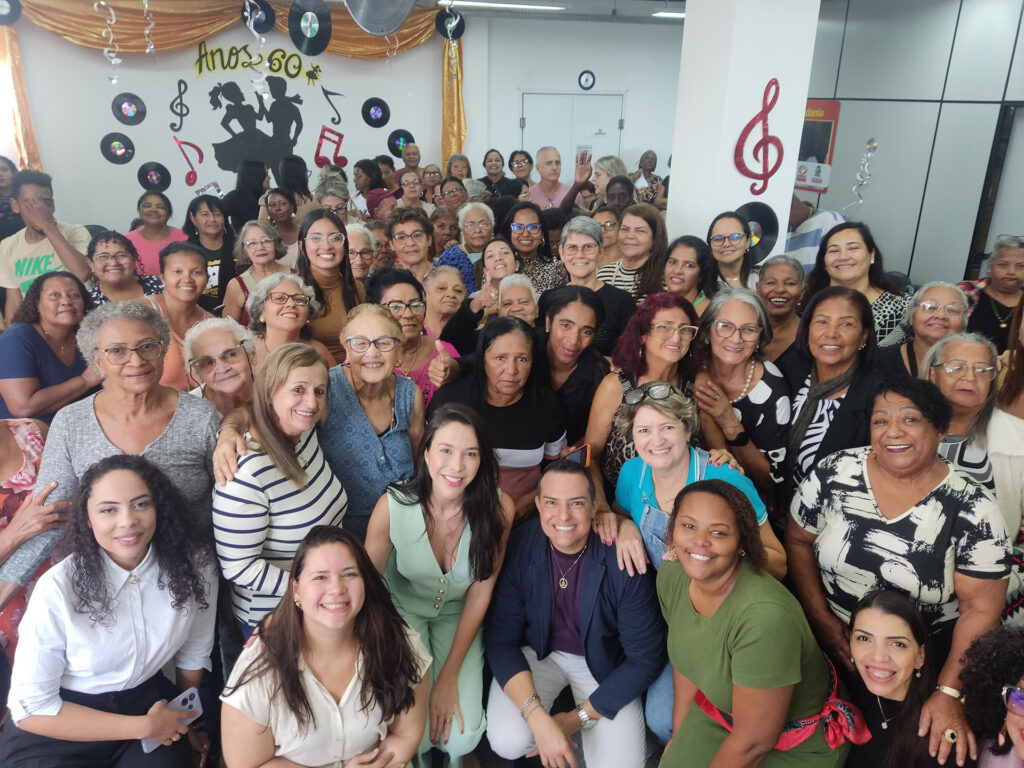 Idosos cantam e dançam hits de sucesso em evento promovido pela Secretaria de Assistência Social de Belford Roxo