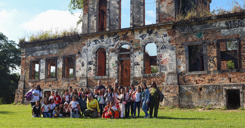 Secretaria de Meio Ambiente promove passeio na APA Iguaçu para alunos da Escola Municipal Bispo Moacyr de Oliveira