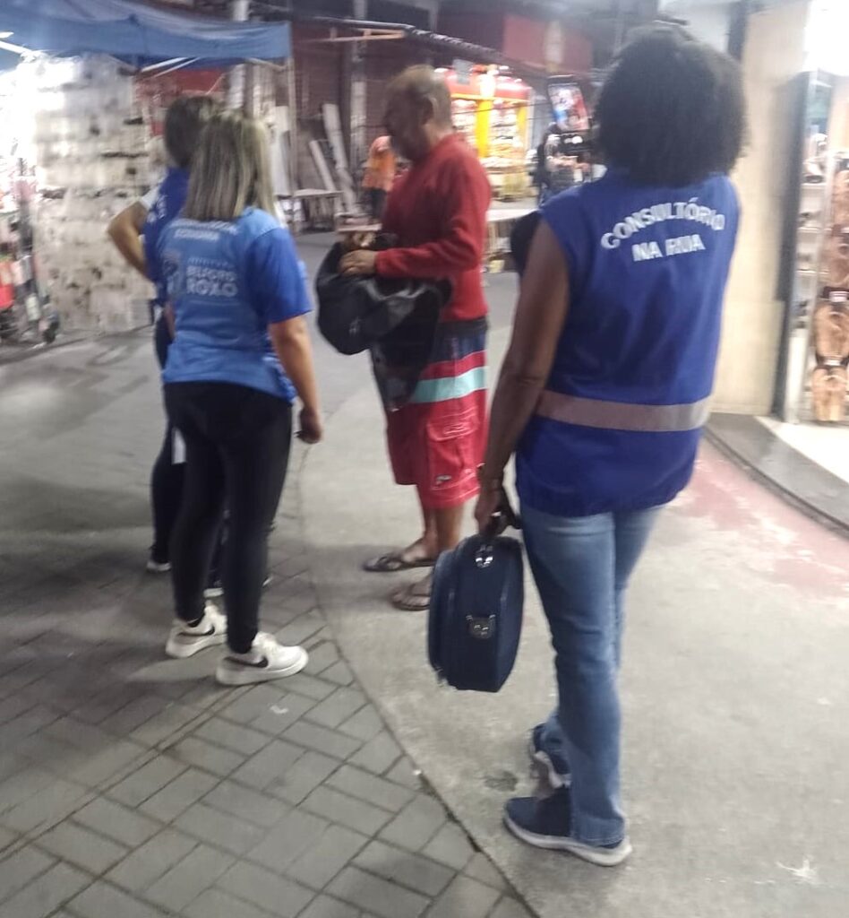 Equipe multidisciplinar vai para o centro de Belford Roxo fazer abordagem social noturna